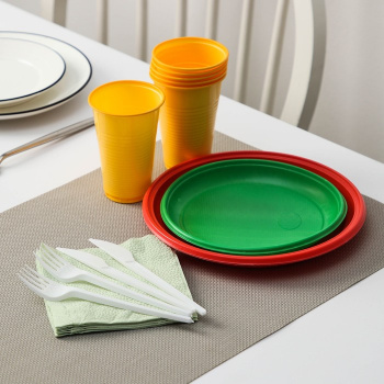 Набор "Светофор" на 3 персоны: тарелки д220,тарелки д170, цветн. стаканы, вилки,ножи, салфетки 