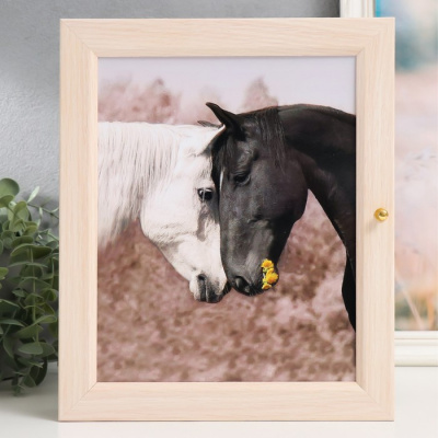7786650 Ключница Лошади молочный дуб 24х29 см.