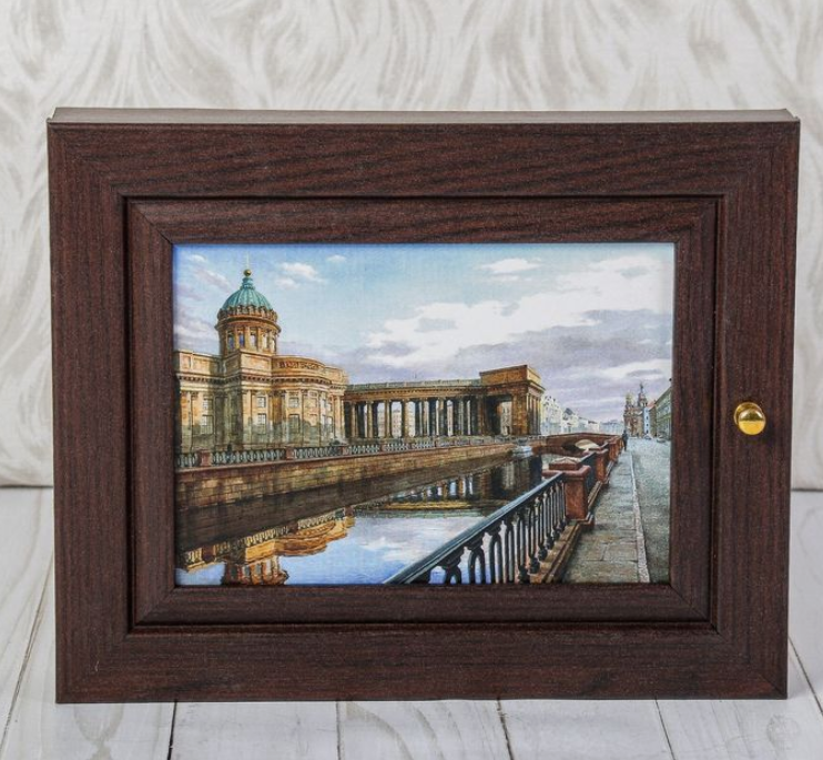 2787129 Ключница  Казанский собор венге 26х31 см.