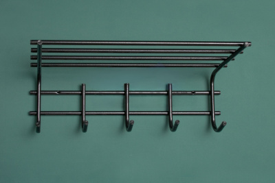 1206 Вешалка для одежды 5 крючков с полкой (черный муар)